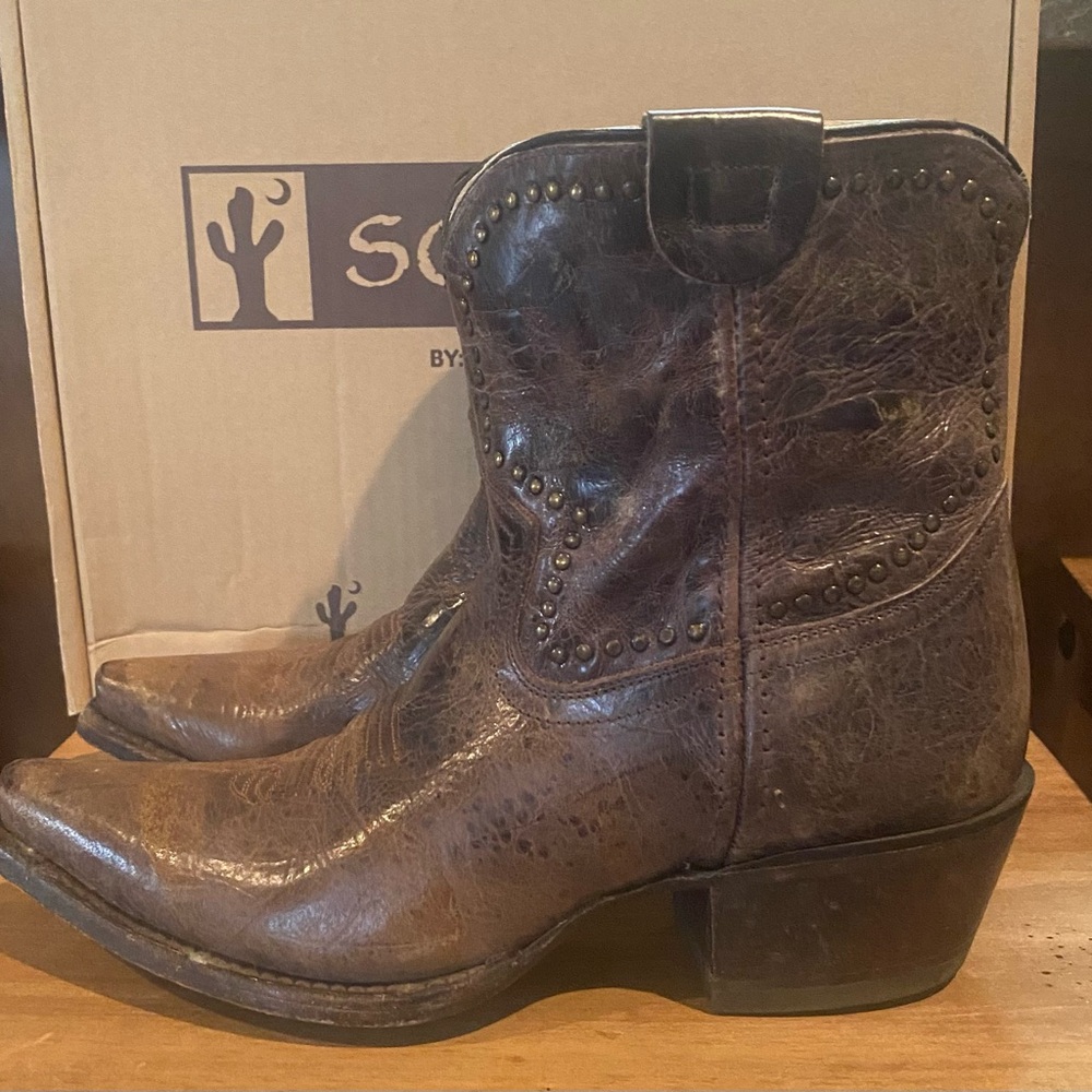 Women’s Sonora by Double H 7” Distressed Onix Leather boots.